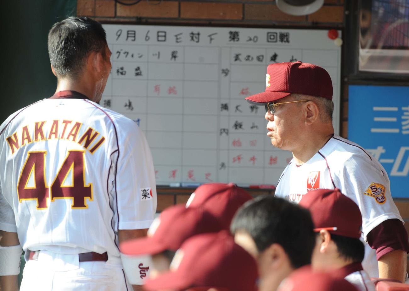 09年9月、日本ハム戦でバントを失敗し野村克也監督（右）に叱られる中谷仁