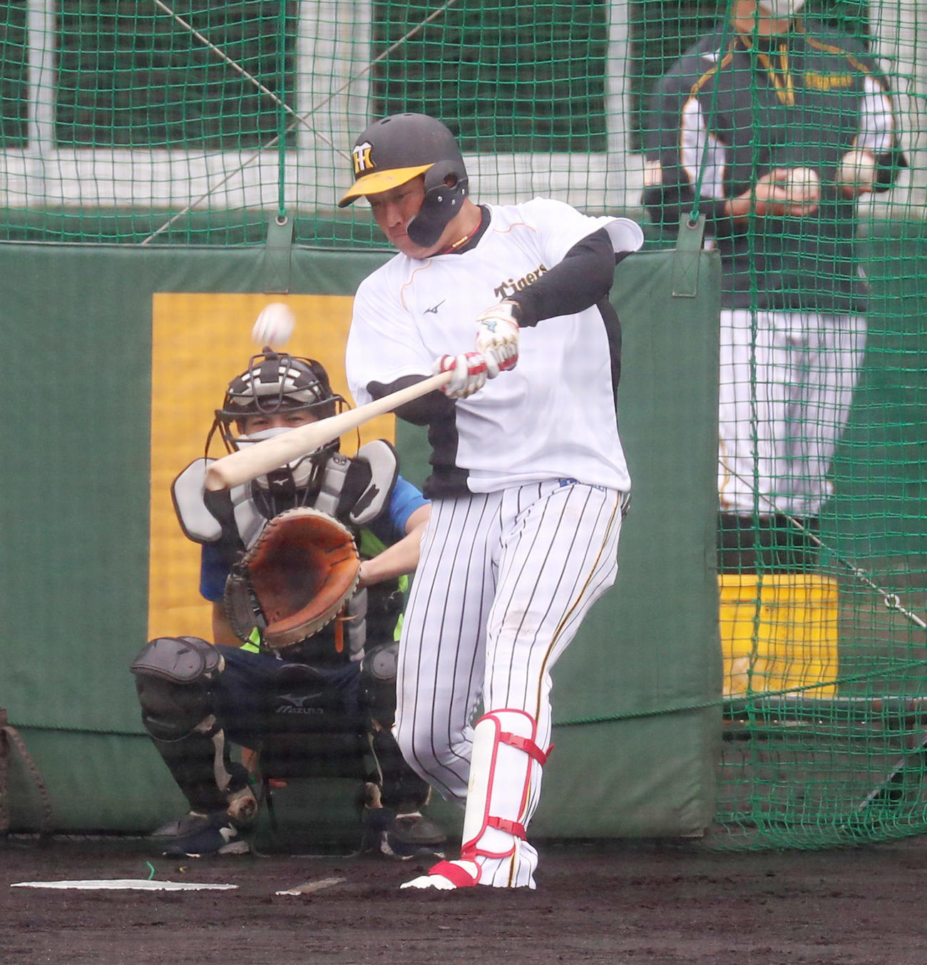 2日、打撃練習で柵越え弾を放つ大山