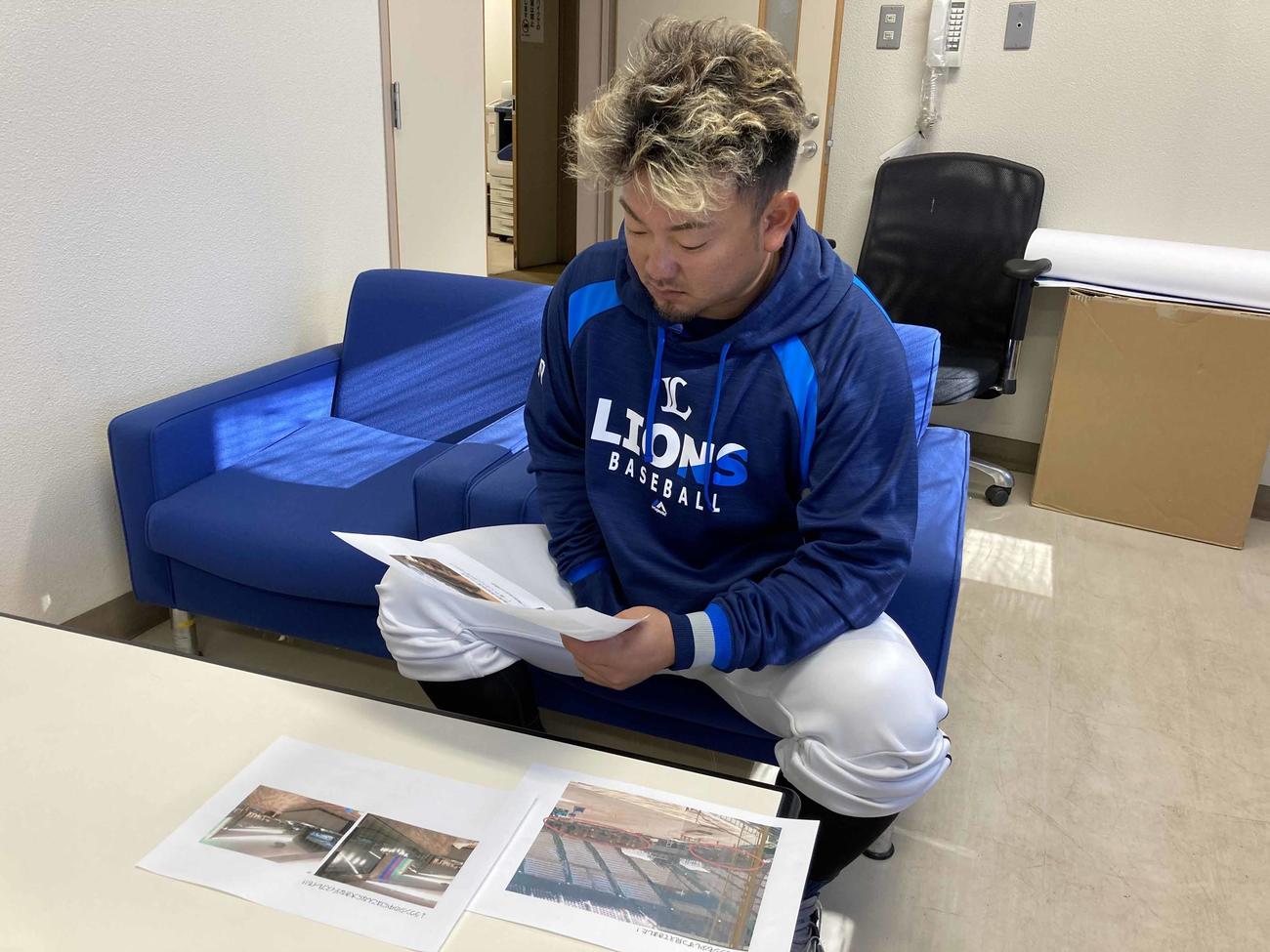 メットライフドームの工事の様子を見る西武森（撮影・栗田成芳）