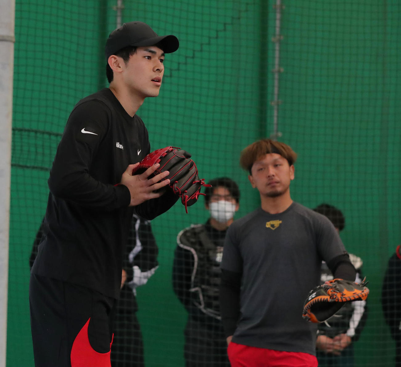 ブルペンに入るロッテ佐々木朗希（左）（2021年1月29日撮影）