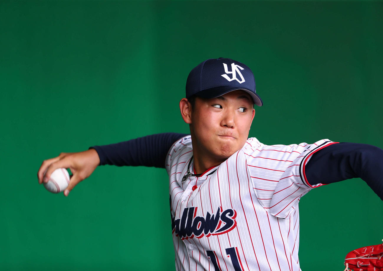 ブルペンで古田臨時コーチに球を受けてもらうヤクルト奥川（撮影・河田真司）