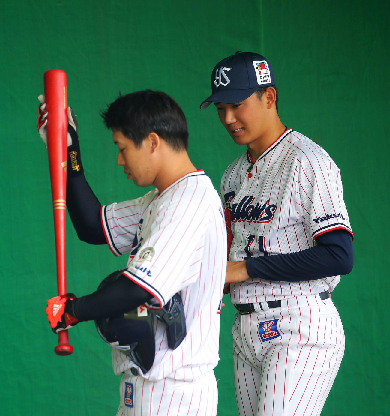 山田（左）にブルペンバッターで打席に入ってもらい、アドバイスを受けるヤクルト奥川（撮影・河田真司）