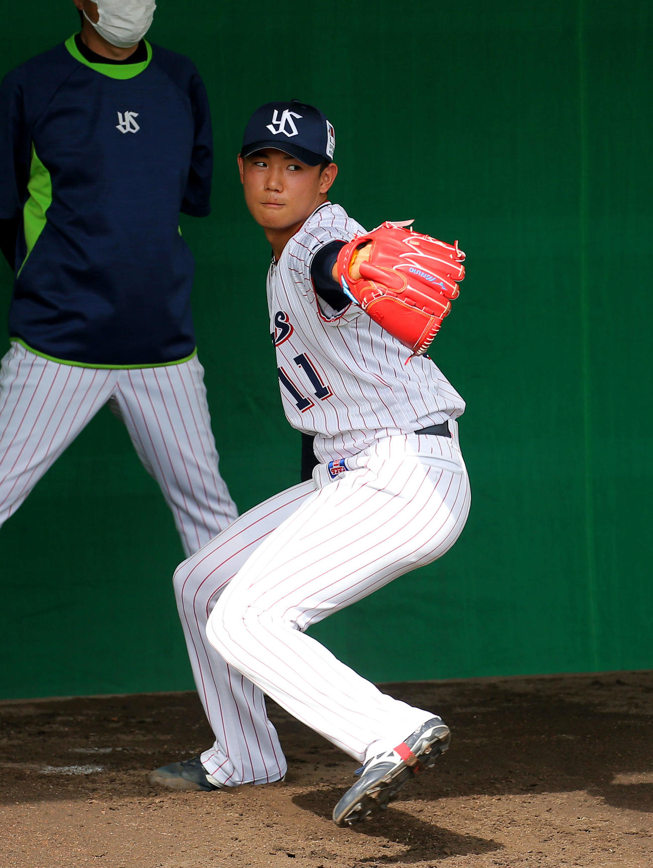ブルペン投球するヤクルト奥川（撮影・河田真司）