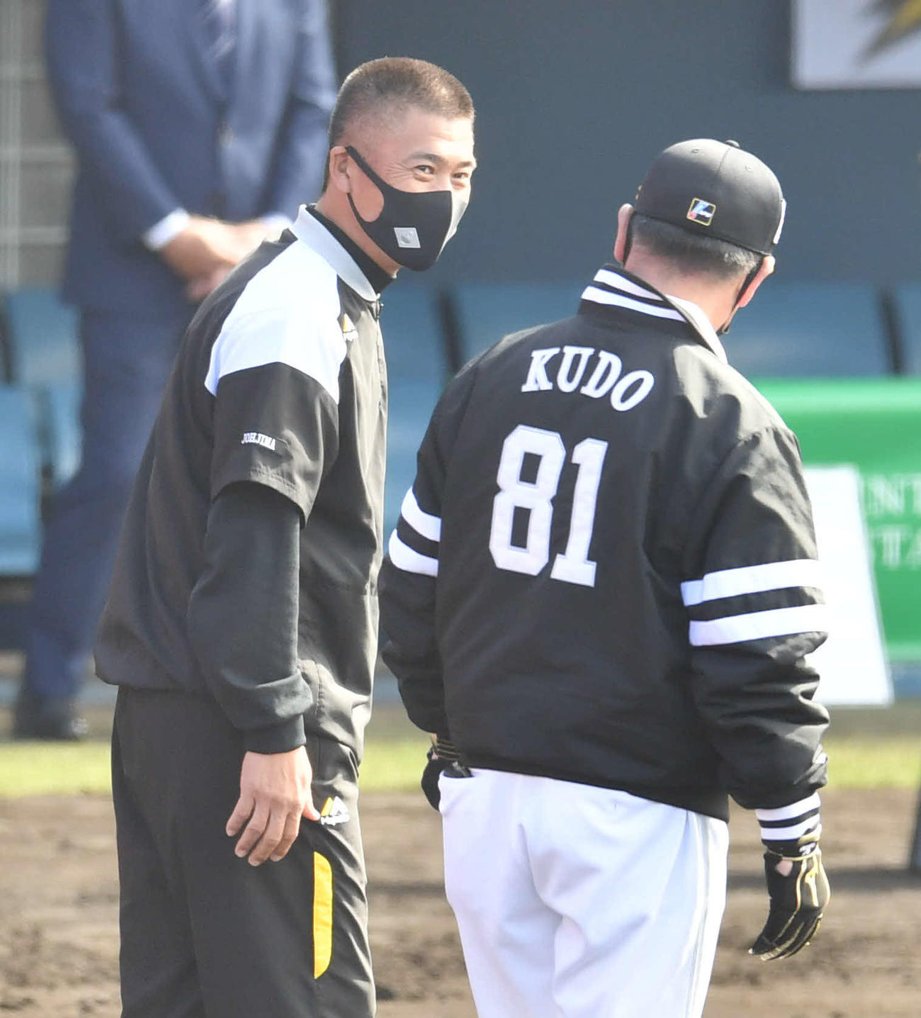 キャンプ視察期間を終え、工藤公康監督（右）にあいさつして引き揚げる城島健司球団会長付特別アドバイザー（撮影・岩下翔太）