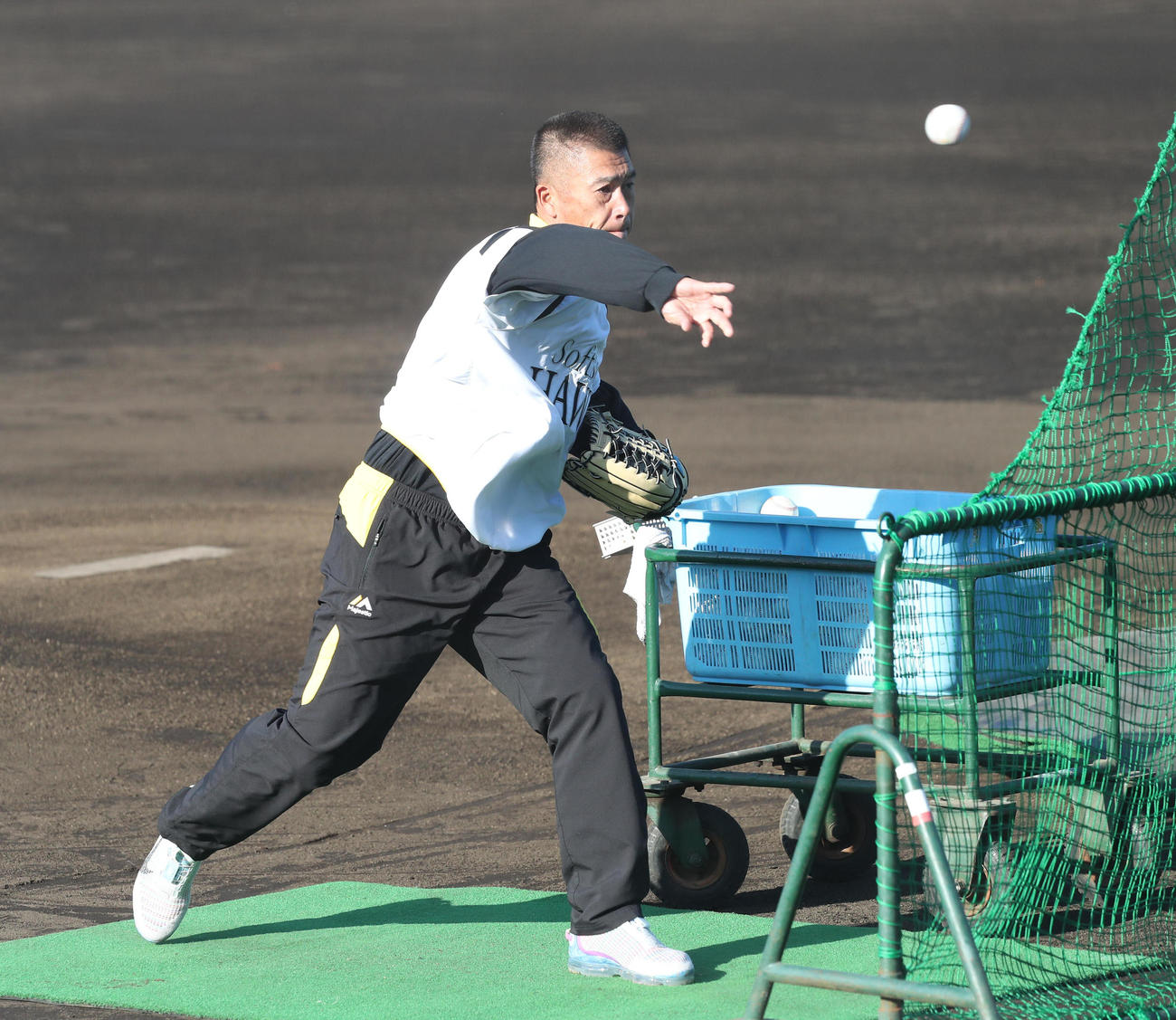 打撃投手としてアーリーワークで投げ込んだ城島健司アドバイザー（2021年2月7日撮影）