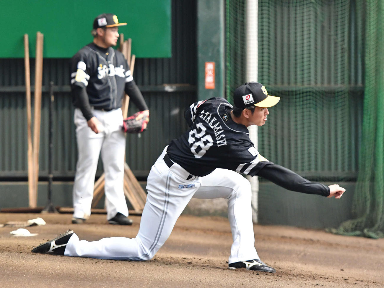 ブルペンで投げ込む高橋礼（右）と森唯斗（撮影・岩下翔太）