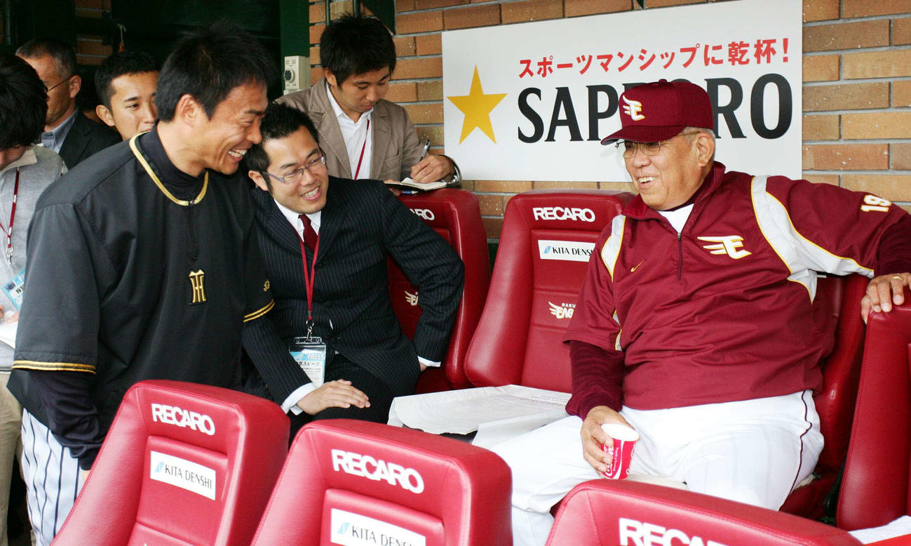 08年6月、楽天野村克也監督にあいさつする阪神桧山進次郎
