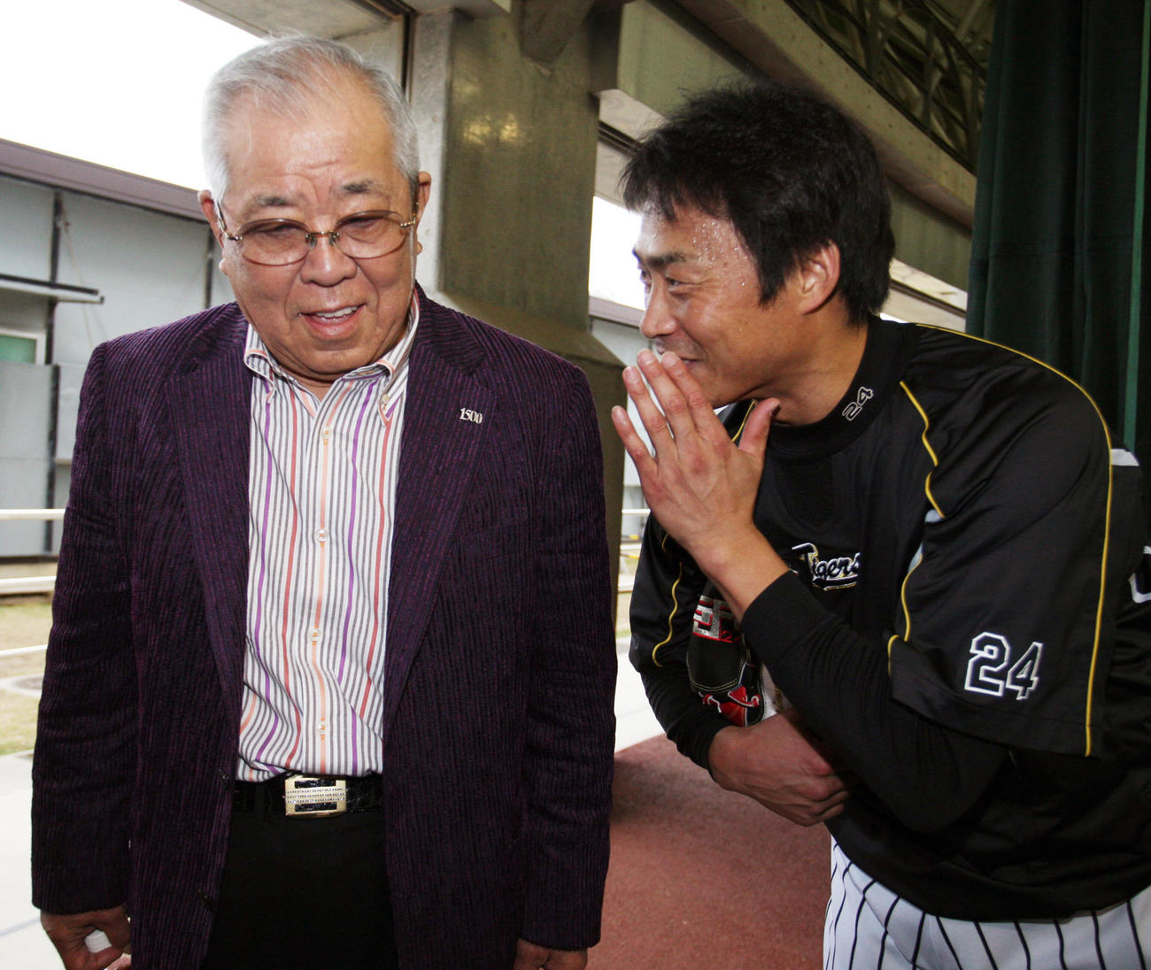 12年2月、阪神キャンプを訪れた野村克也氏（左）に近づきあいさつする桧山