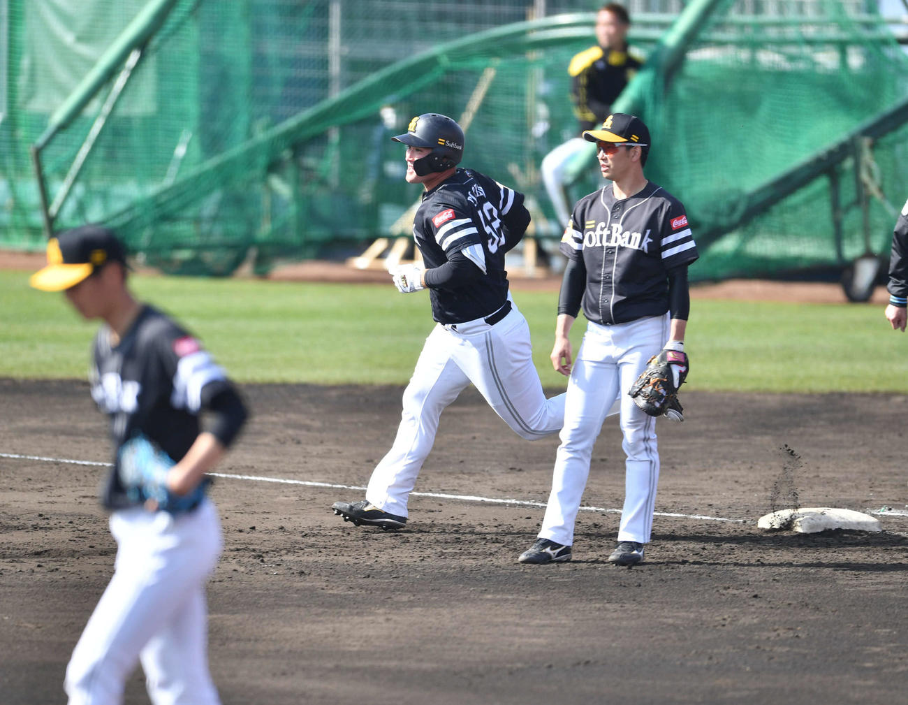 シート打撃で泉（手前左）から左越え本塁打を放ち、一塁を回るリチャード（中央）、右は栗原（撮影・岩下翔太）