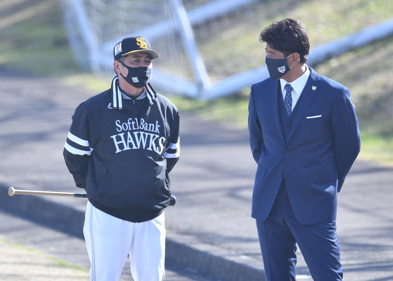 ソフトバンクのキャンプ地を視察に訪れ、工藤監督（左）と話す侍ジャパン稲葉監督（撮影・岩下翔太）