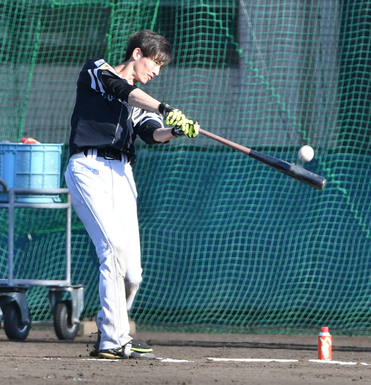ロングティーを行う周東（撮影・岩下翔太）