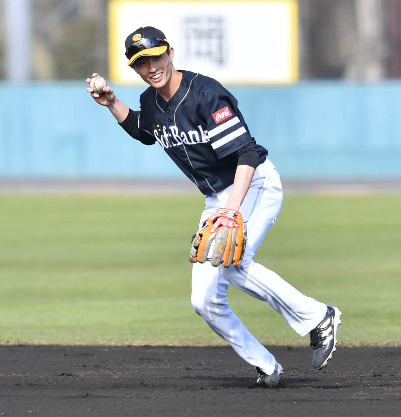 シートノックを受ける周東佑京（撮影・岩下翔太）