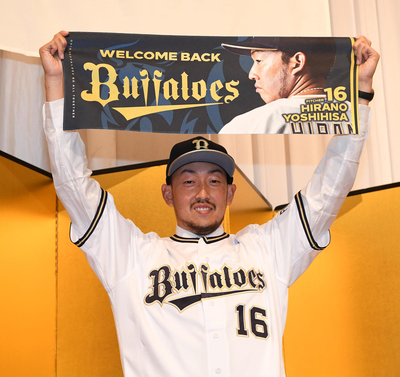 オリックス入団会見を行った平野は自身のタオルを手に活躍を誓う（撮影・前岡正明）