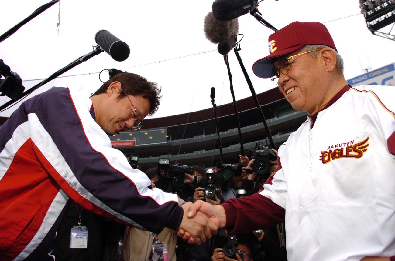 06年5月、楽天野村監督（右）に恐縮しながら握手をするヤクルト古田監督