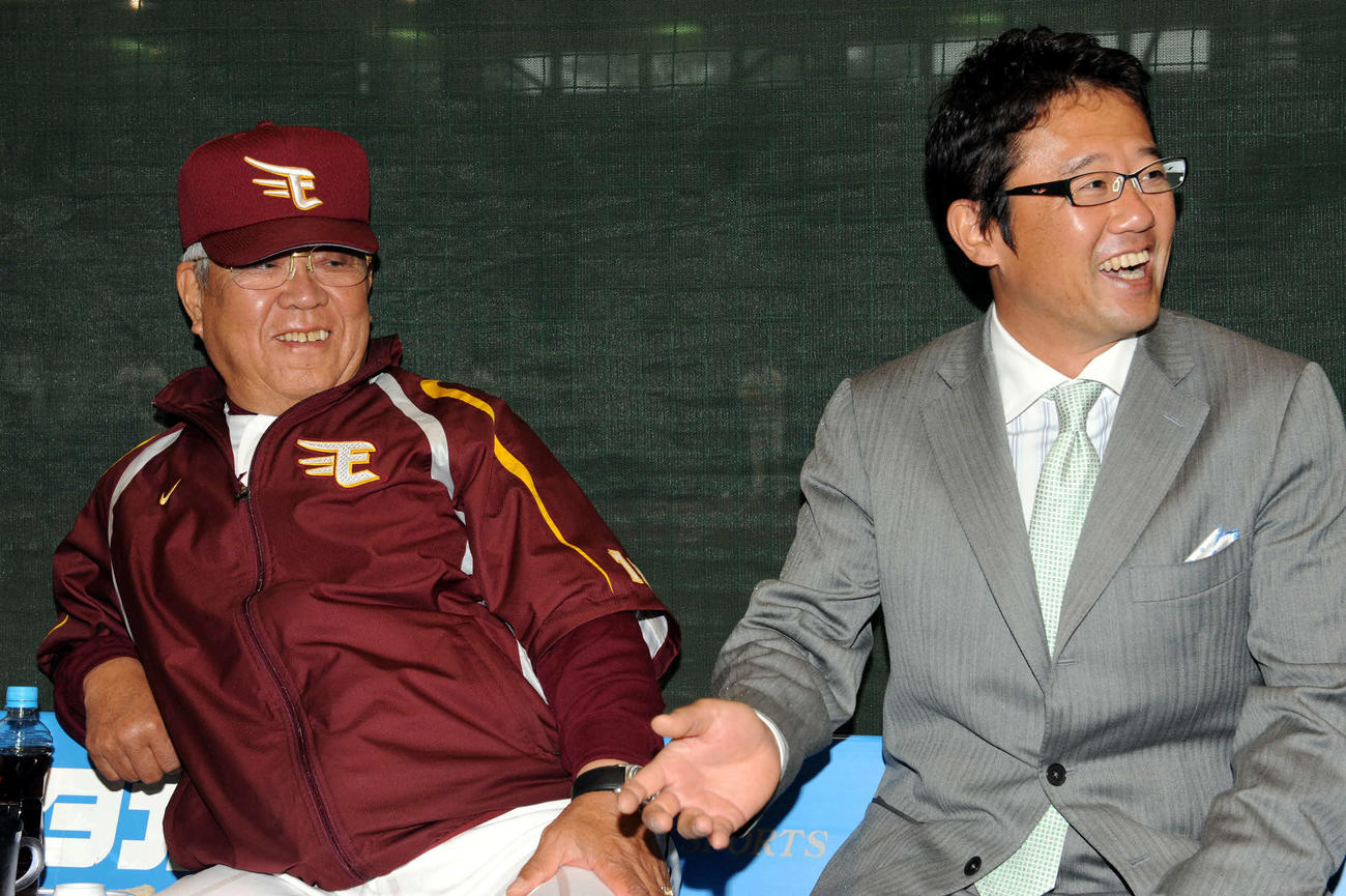 09年5月、古田氏（右）の訪問に、満面の笑みを浮かべる楽天野村監督