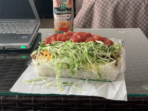 広島担当が購入したタコライスチーズ野菜（普通盛り）