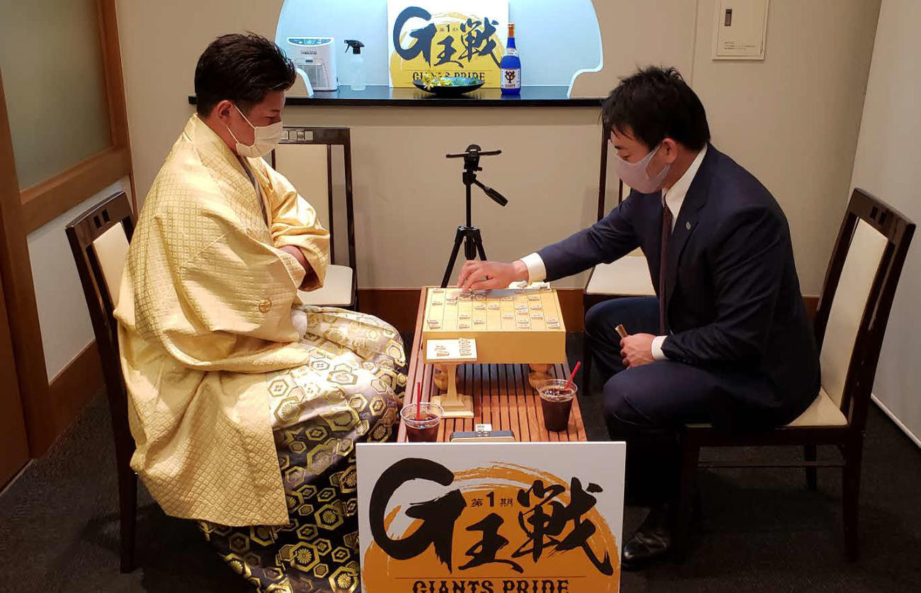 「G王戦」に臨む巨人炭谷（左）と丸（球団提供）