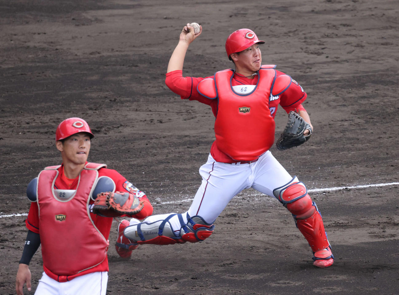 広島石原貴規（右）（2021年2月9日撮影）