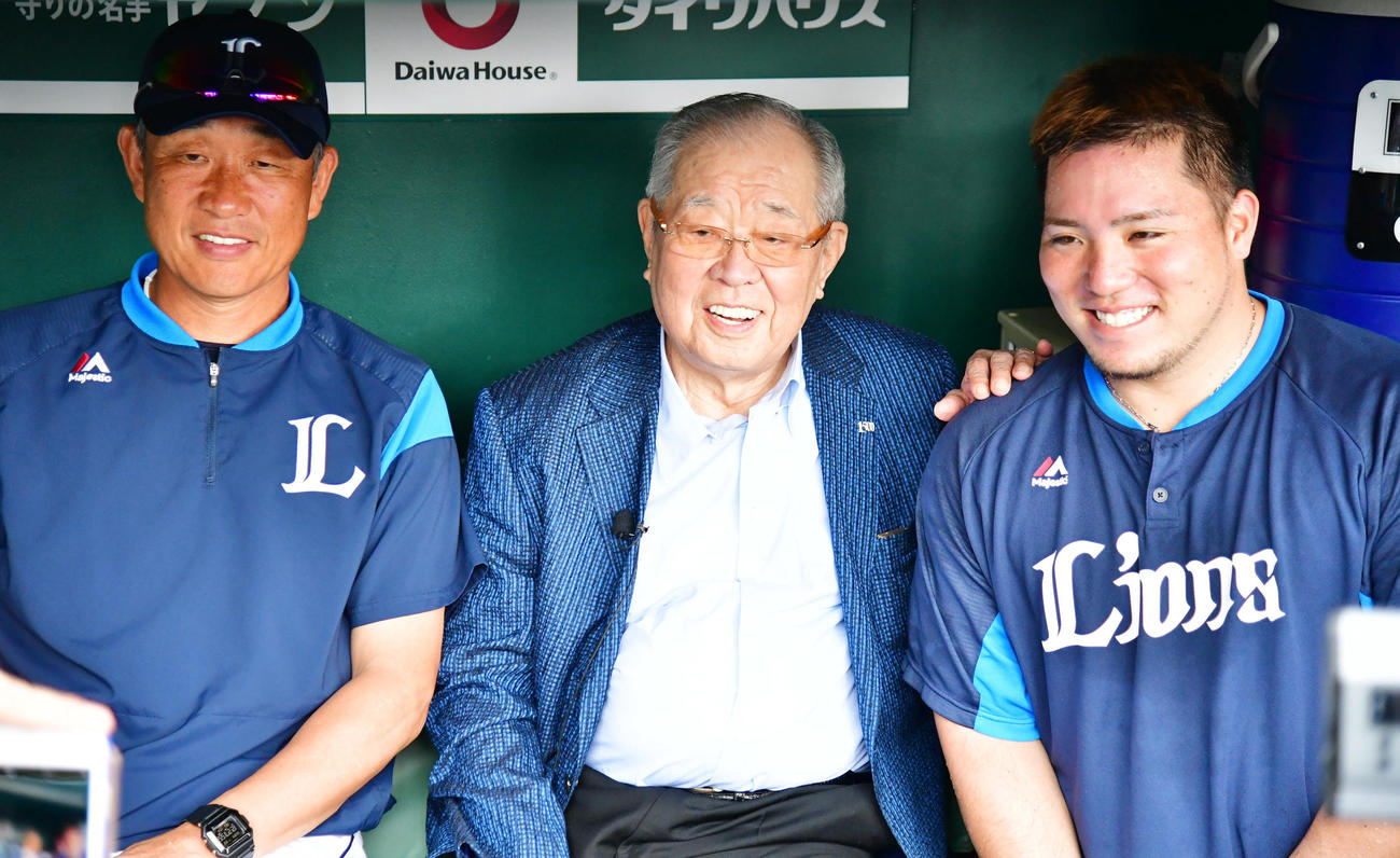 野村克也さんと談笑する辻発彦監督（左）と山川（右）（2019年6月23日）