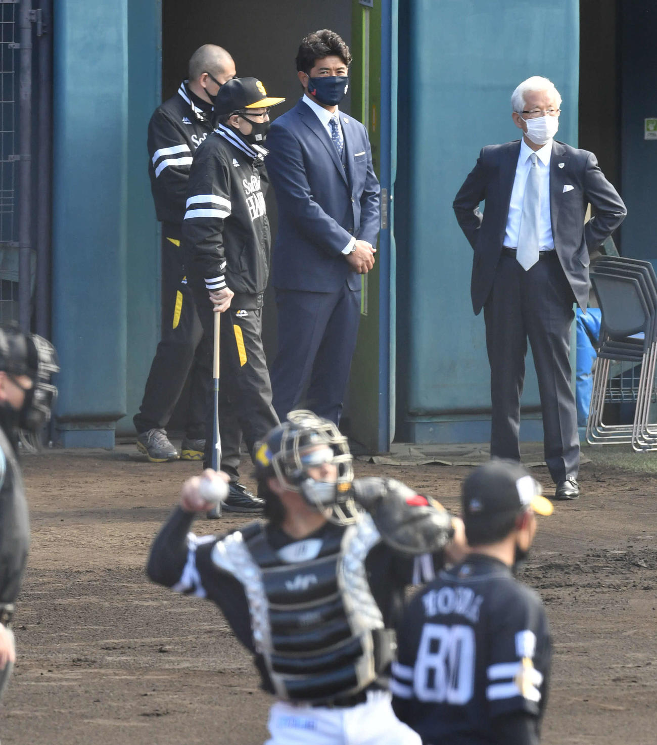 投内連係を行う甲斐（手前）を見つめる侍ジャパン稲葉監督（後方左から3人目）、後方左から2人目はソフトバンク王球団会長（撮影・岩下翔太）
