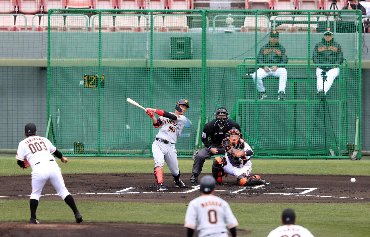 巨人紅白戦　1回表紅組無死一、二塁、先制適時打を放つ八百板。投手山川（撮影・狩俣裕三）
