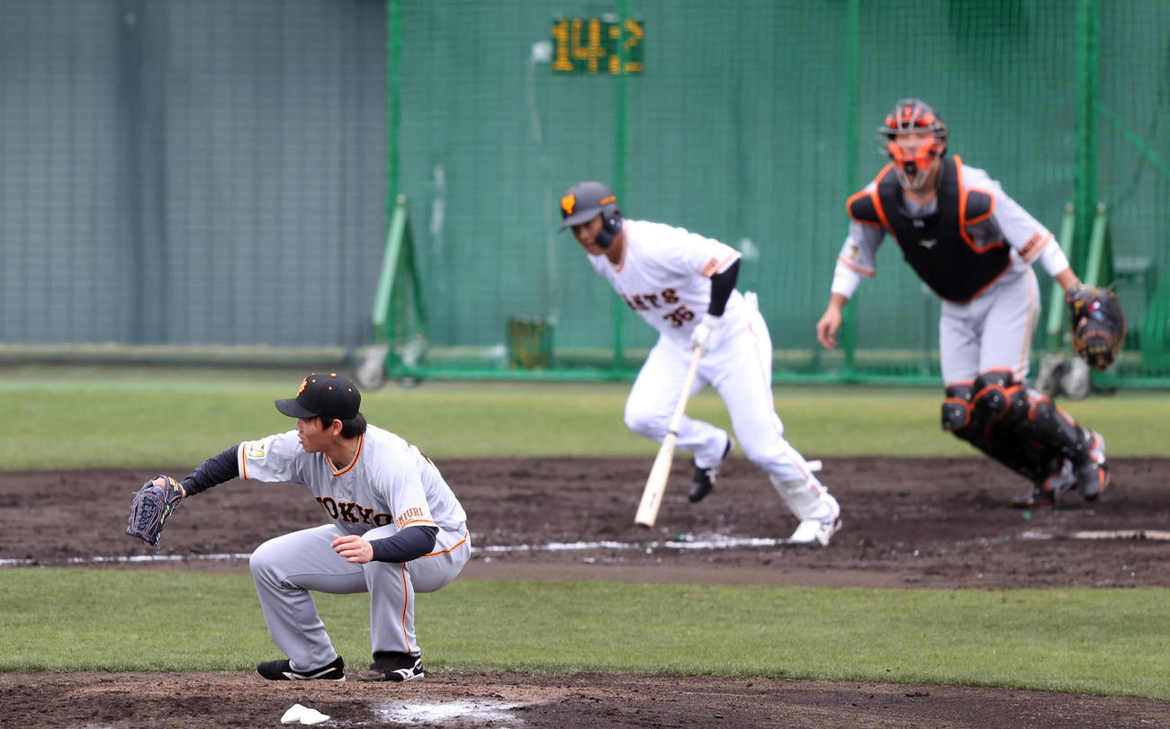 紅白戦　3回裏白組無死、石川慎吾を投ゴロに打ち取る高橋（撮影・狩俣裕三）