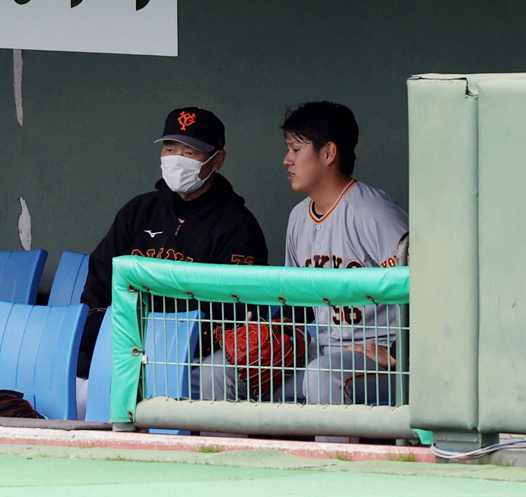 紅白戦　4回裏を終え、桑田投手チーフコーチ補佐（左）と話をする伊藤優（撮影・狩俣裕三）