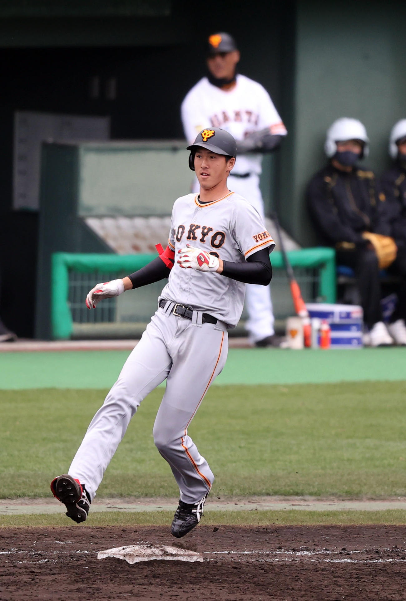 紅白戦　7回表紅組無死、右前打を放つ秋広（撮影・狩俣裕三）