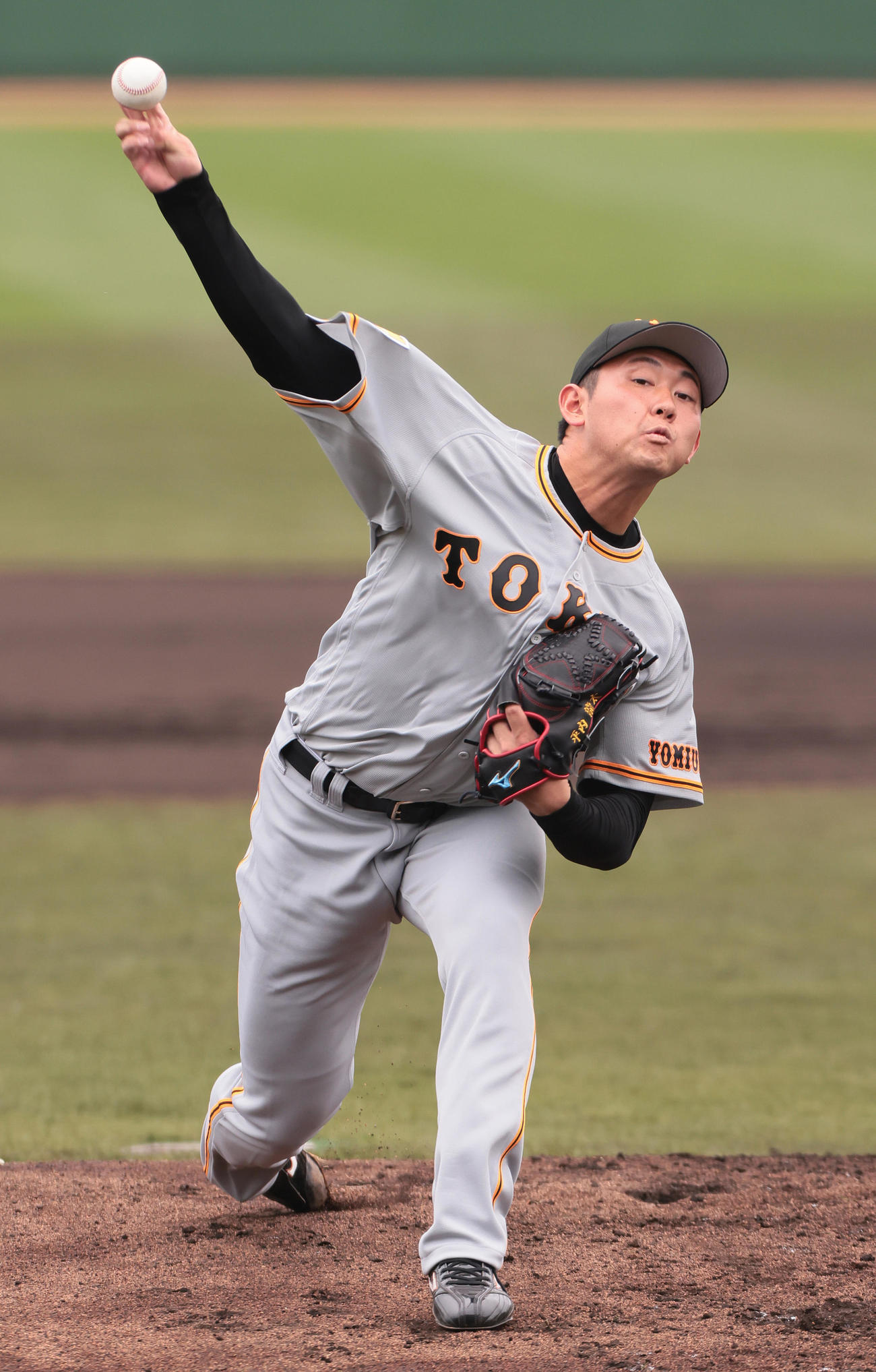 巨人紅白戦　紅組先発の平内（撮影・足立雅史）