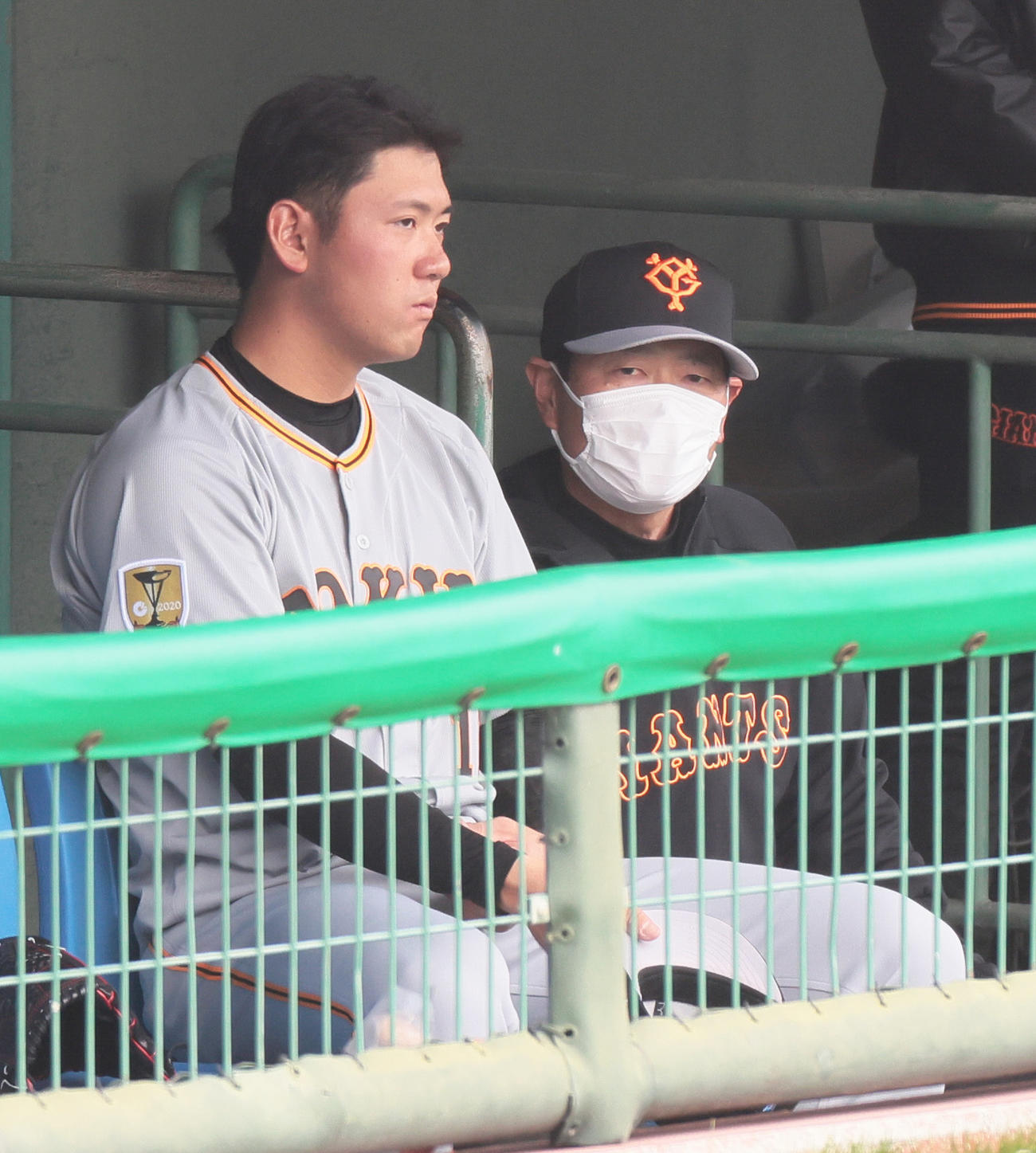 巨人紅白戦　登板を終えベンチで巨人桑田投手チーフコーチ補佐（右）と話す平内（撮影・足立雅史）