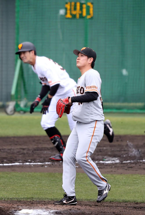 紅白戦 4回裏白組2死二塁、若林(後方)に2点本塁打を打たれる伊藤優(撮影・狩俣裕三)