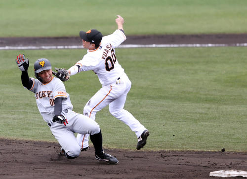 紅白戦 5回表紅組無死一塁、二盗を試みるも、湯浅(右)にタッチアウトされる平間(撮影・狩俣裕三)