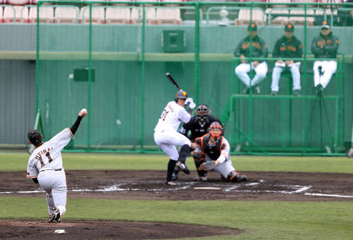 巨人紅白戦 1回裏白組無死、第1球を投げる平内。打者松原(撮影・狩俣裕三)