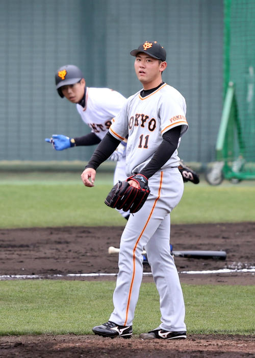 紅白戦 1回裏白組無死、松原を中飛に打ち取る平内(撮影・狩俣裕三)