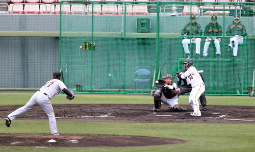 紅白戦 2回裏白組1死、見逃し三振に倒れる岸田。投手高橋(撮影・狩俣裕三)