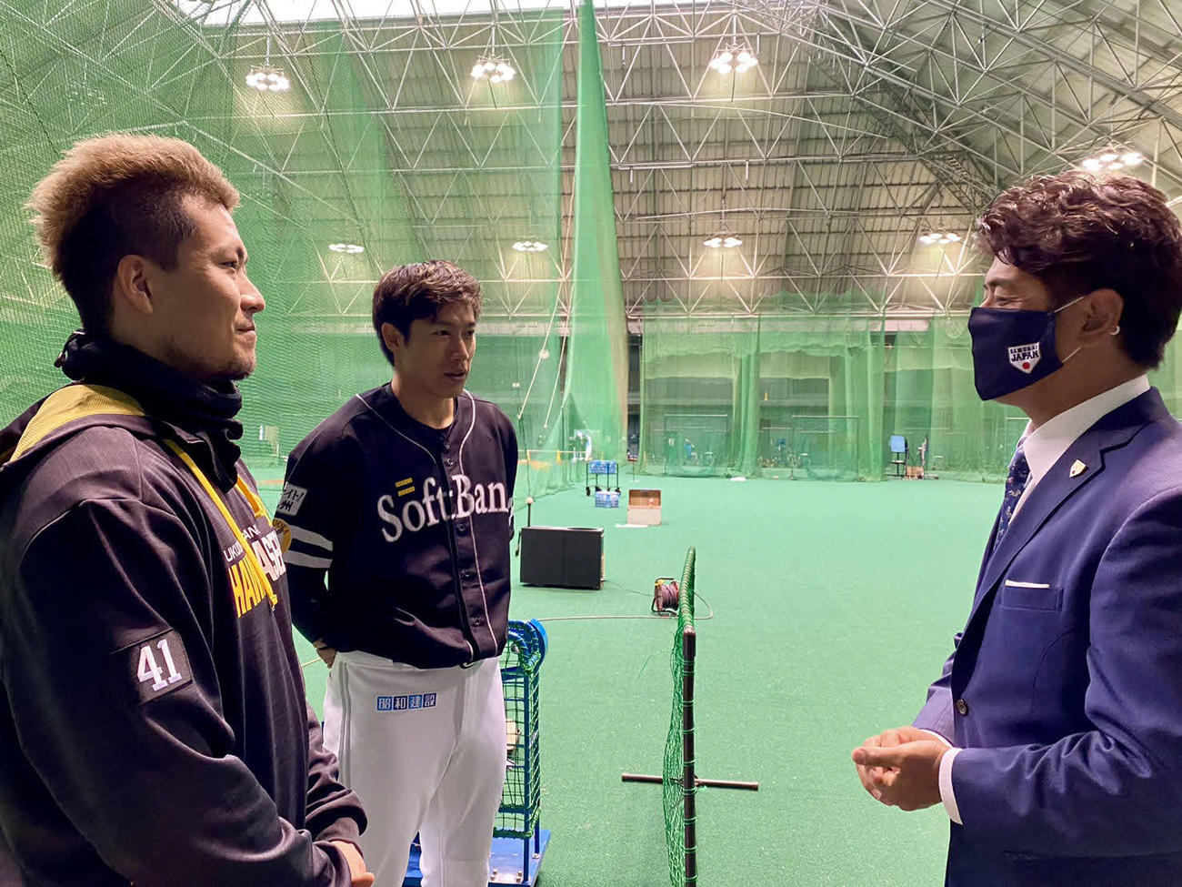キャンプ地を視察した侍ジャパン稲葉監督（右）と談笑する柳田（中央）と千賀（球団提供）