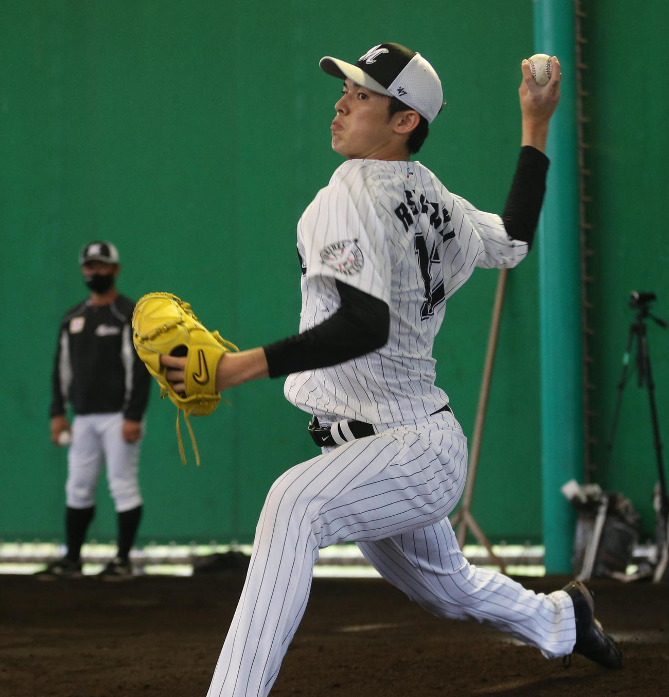 ブルペンで変化球を投じるロッテ佐々木朗希（代表撮影）