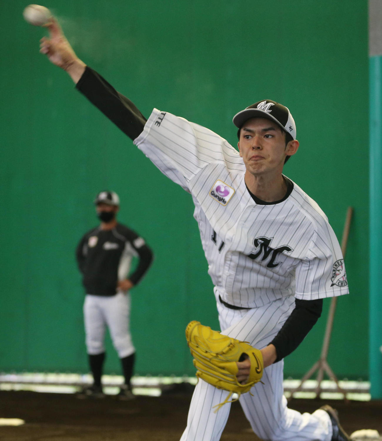 ブルペンで投球練習するロッテ佐々木朗希（代表撮影）