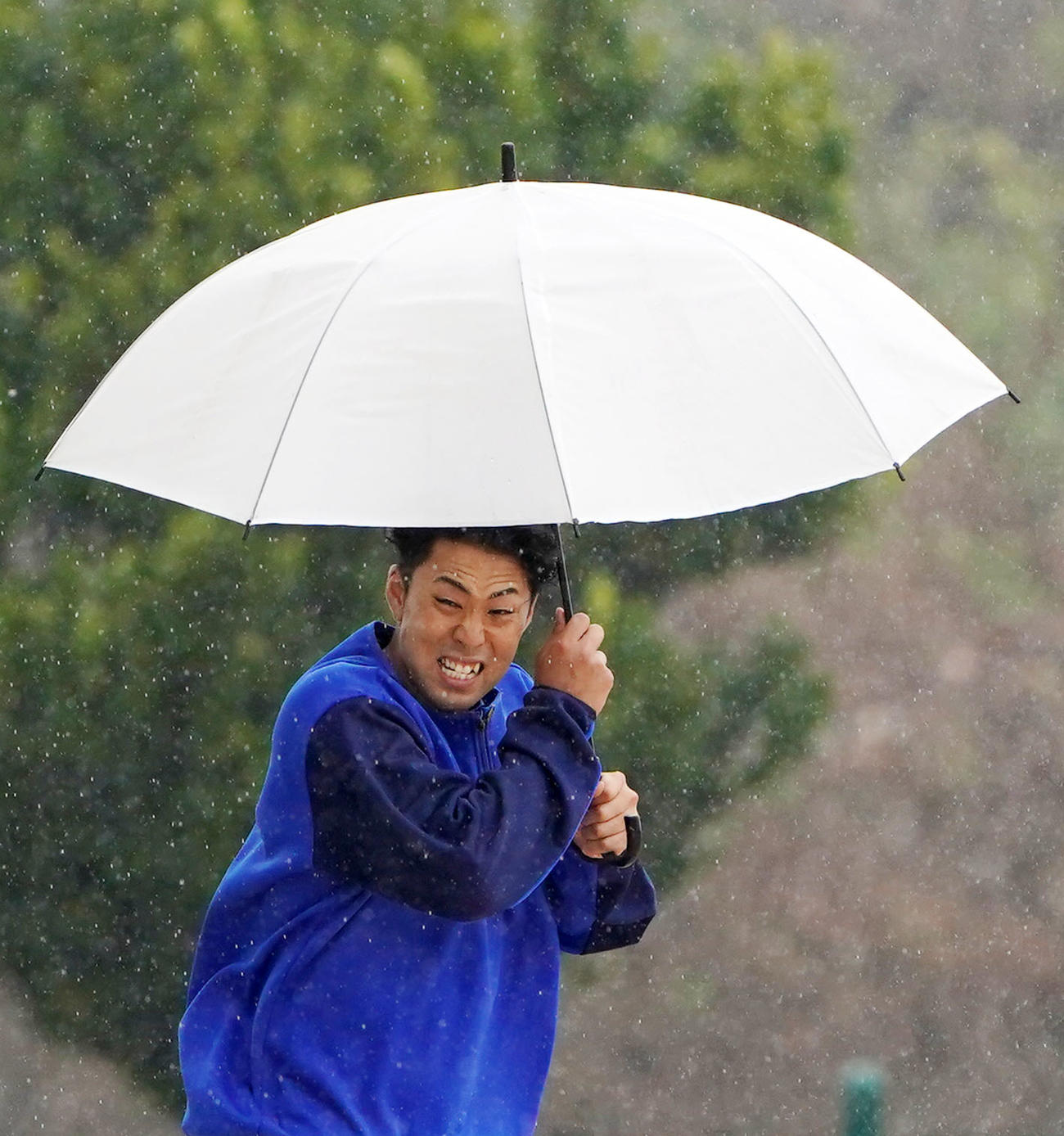 暴風雨にあおられるDeNAのドラフト1位入江（撮影・横山健太）