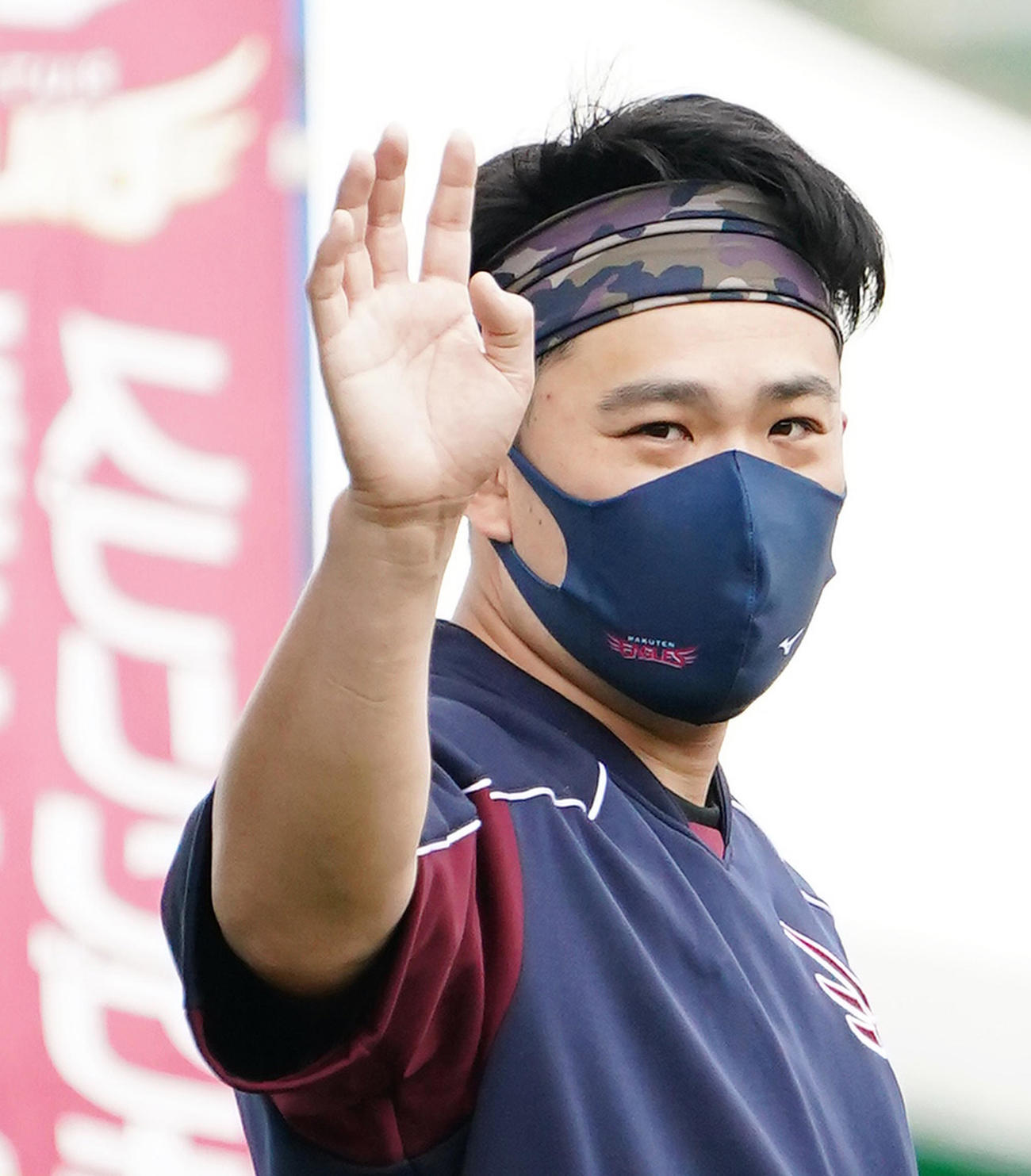 ストレッチを終え、カメラマンに向かって手を振る楽天田中将（撮影・菅敏）