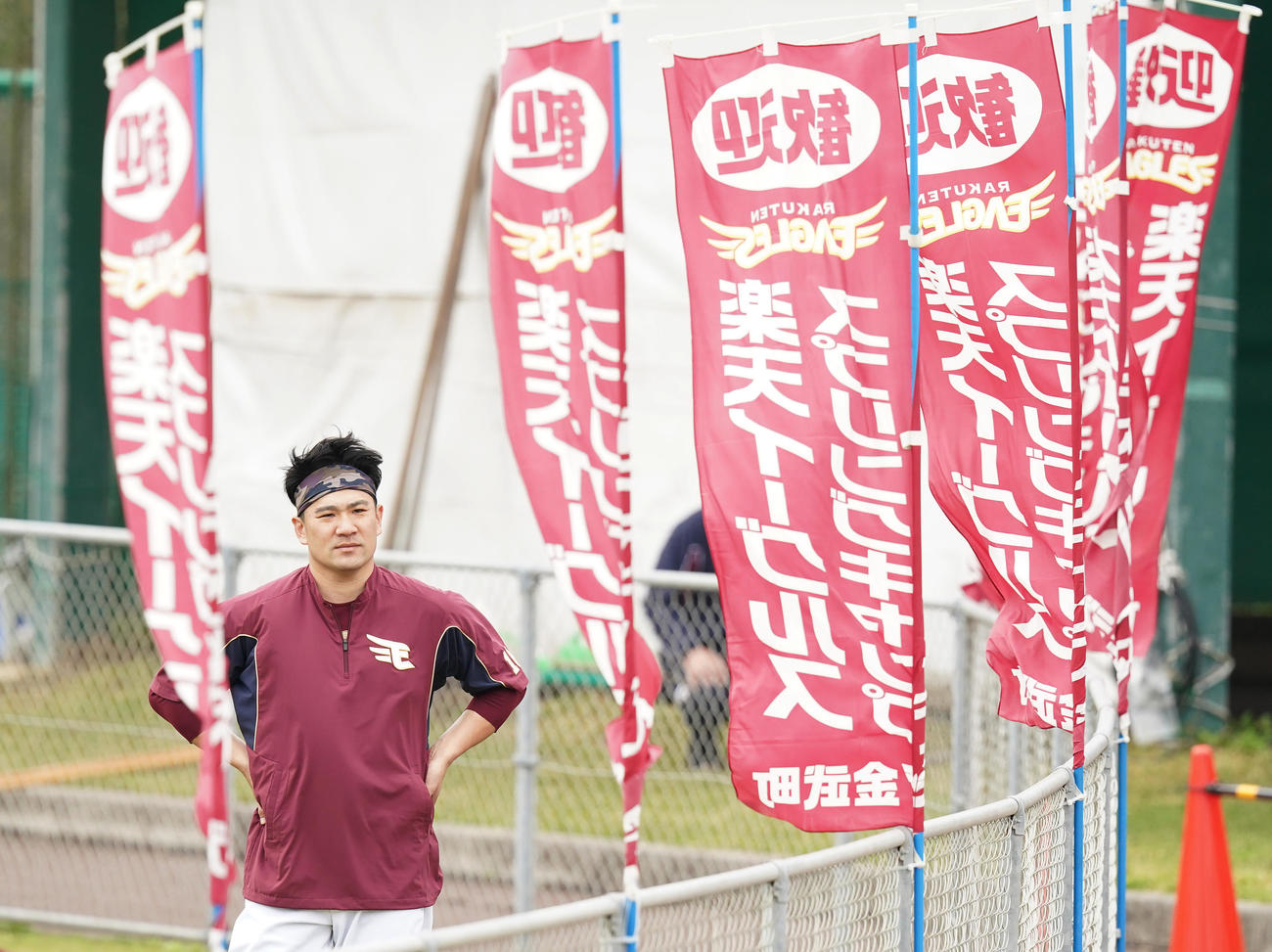 強風でなびくのぼり旗を前に練習をする楽天田中将（撮影・菅敏）
