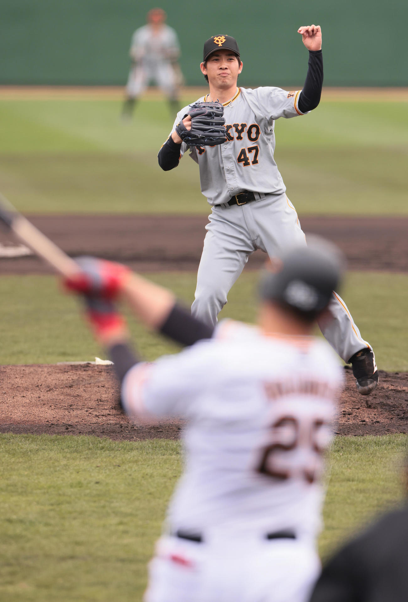 巨人紅白戦　2回裏白組無死、岡本和を空振り三振に仕留める高橋（撮影・足立雅史）