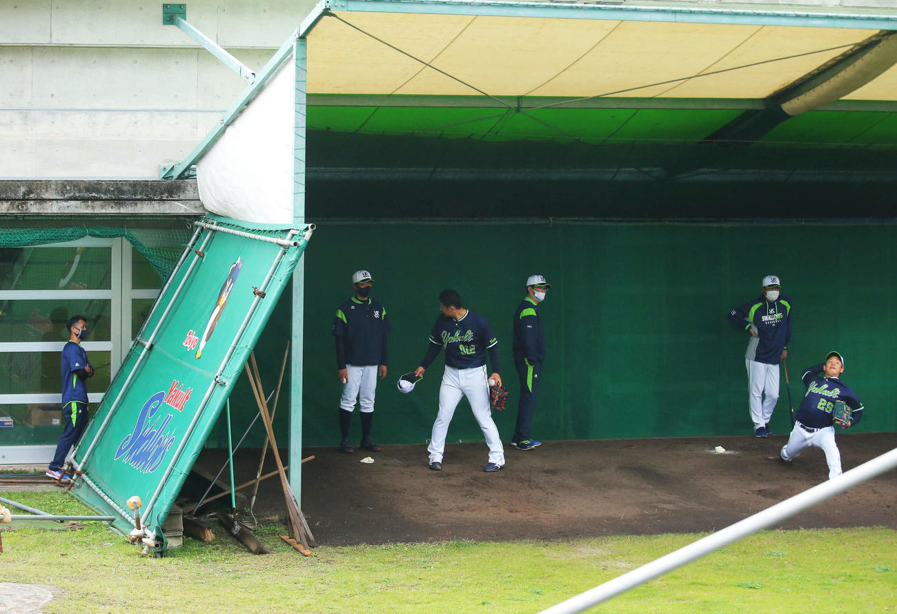強風の影響でブルペンのパーテーションが内側に倒れる（撮影・河田真司）