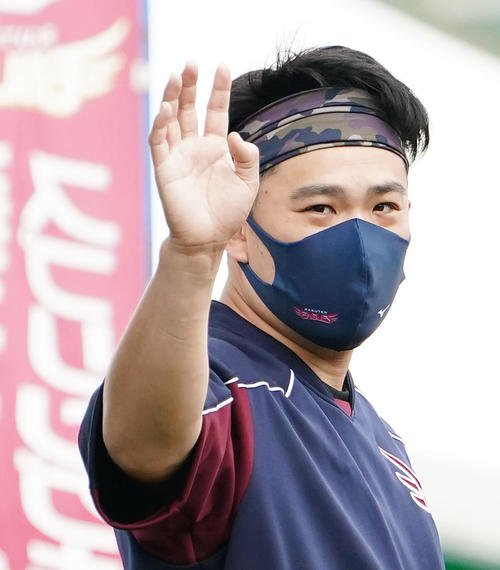 ストレッチを終え、カメラマンに向かって手を振る楽天田中将（撮影・菅敏）