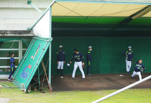 強風の影響でブルペンのパーテーションが内側に倒れる（撮影・河田真司）