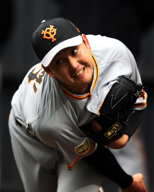 ブルペンで力投する巨人野上（撮影・狩俣裕三）
