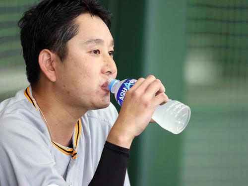 ブルペンで投げ込んだ後、水分補給する巨人野上（撮影・狩俣裕三）