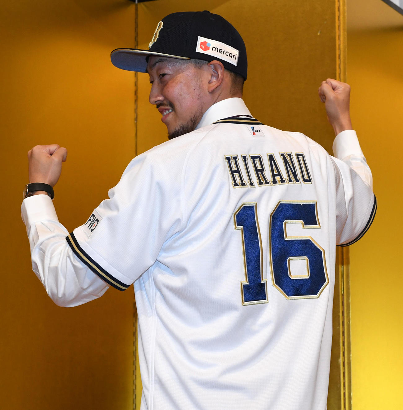オリックス入団会見を行った平野は背番号16のユニホームを披露する（撮影・前岡正明）