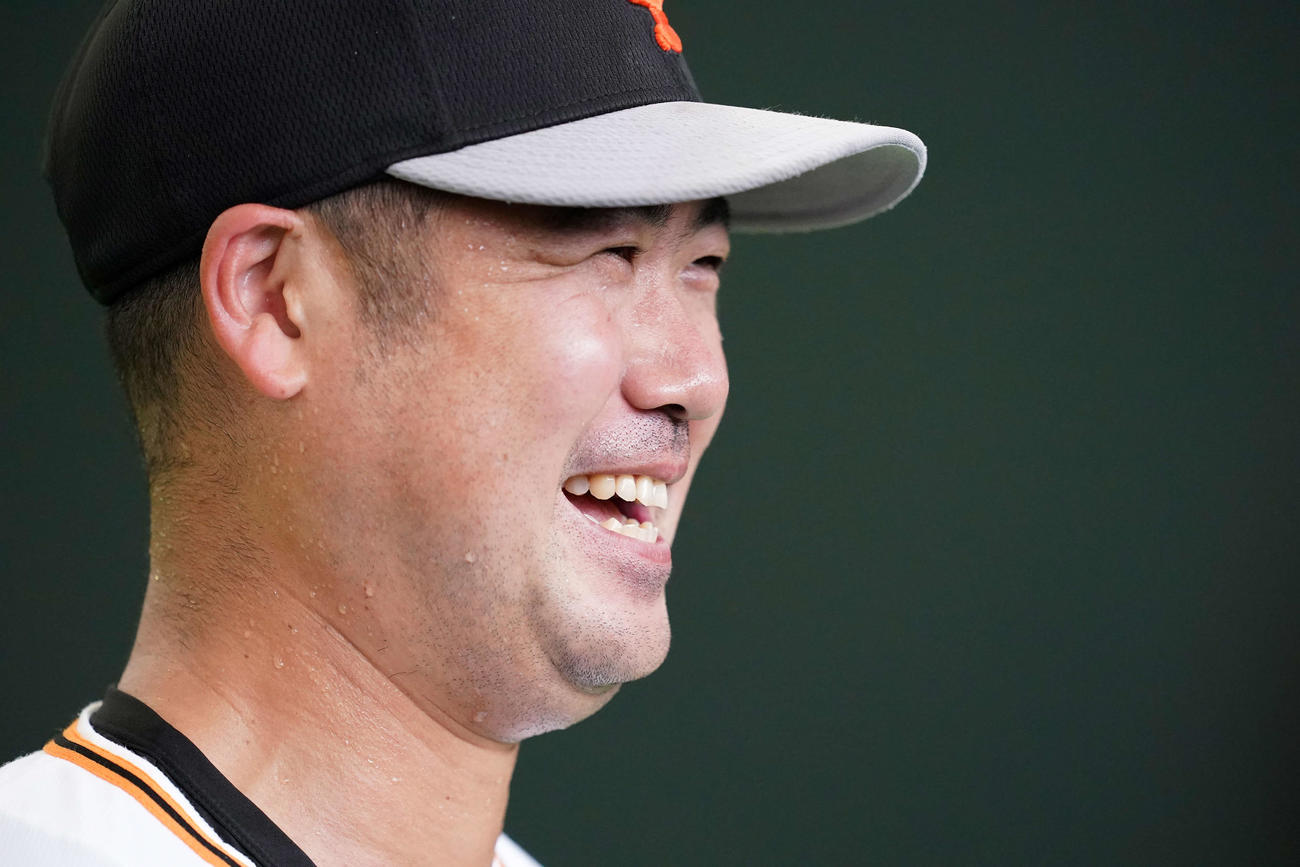 取材に応じ、笑顔を見せる巨人大竹（撮影・江口和貴）