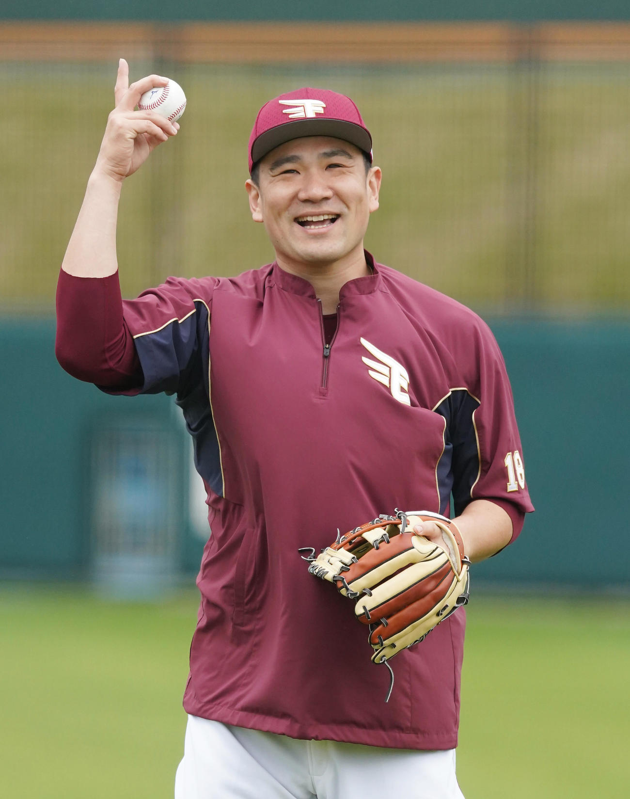 笑顔でキャッチボールをする楽天田中将（撮影・菅敏）